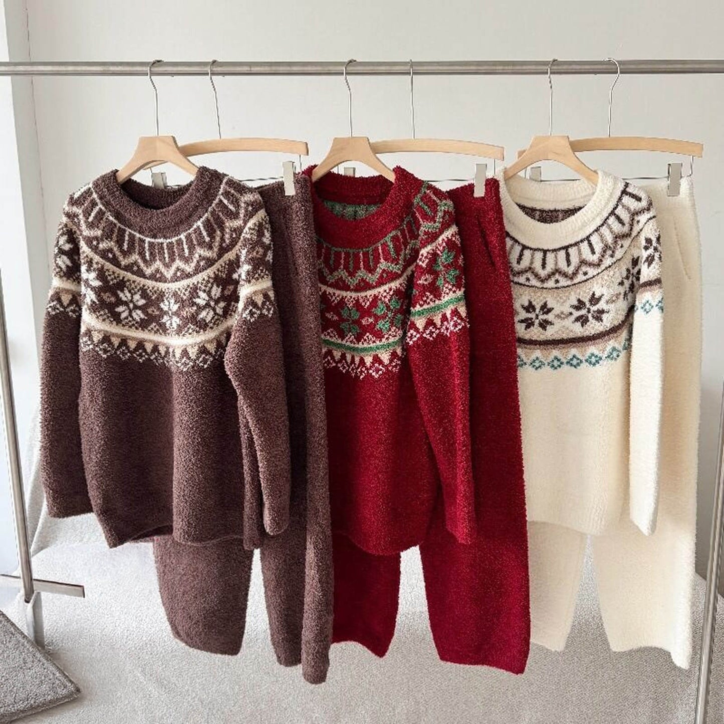 Christmas‑style warm, retro lounge set
